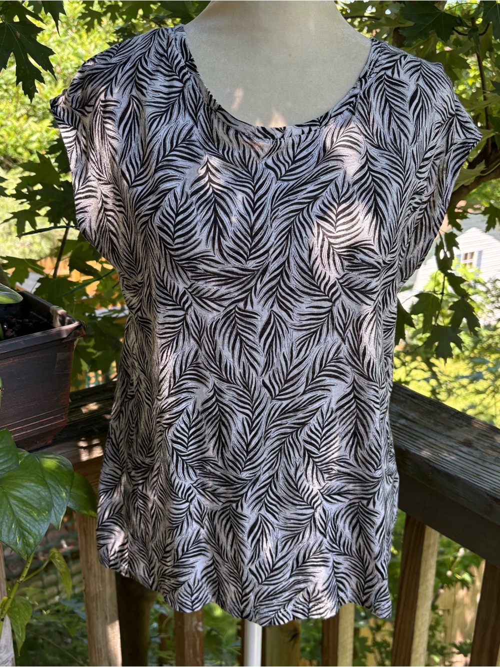 Tahari White Black Leaf Print Linen Blouse Women’s Size Medium